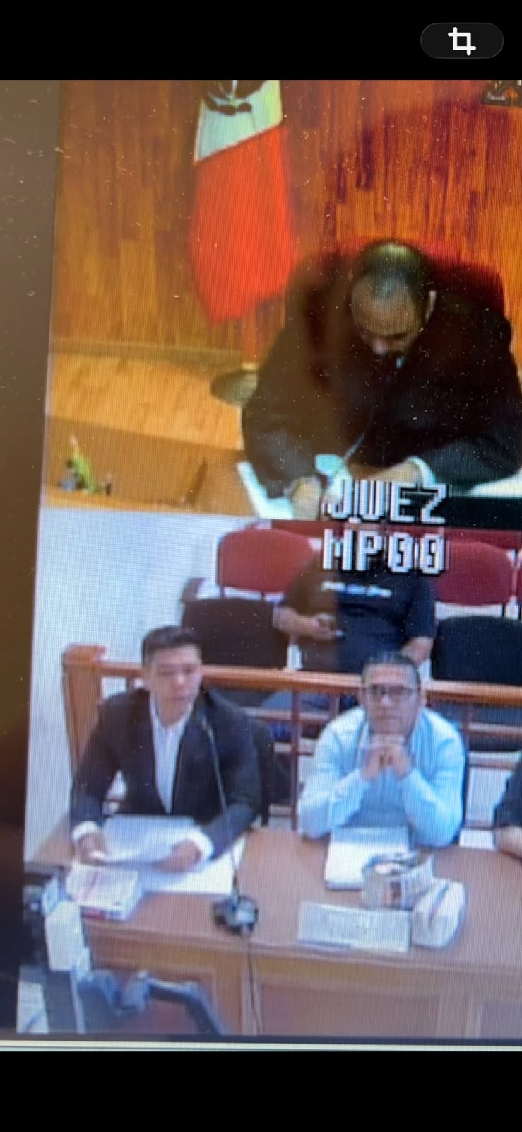 Fotografía proporcionada de una sesión con personas frente a una mesa